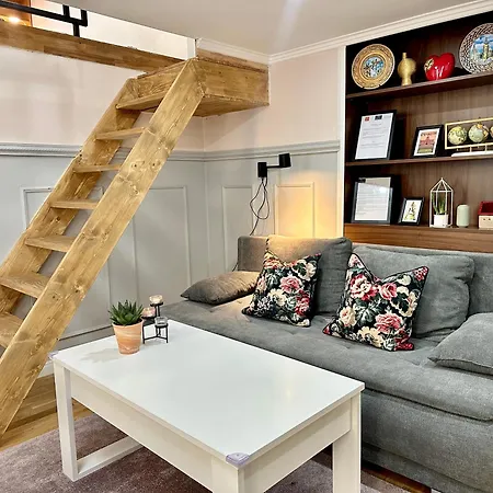 Cozy In Wenceslas Square Apartment