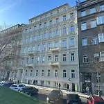 Cozy In Wenceslas Square * براغ